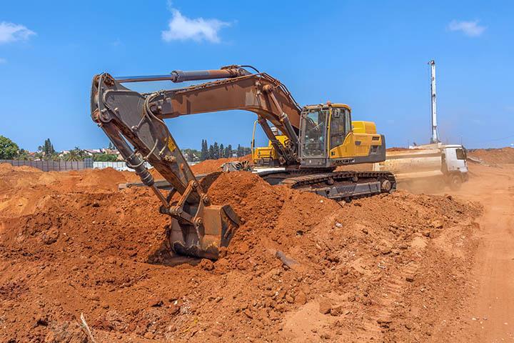Terrasser pour construire une piscine Lélex